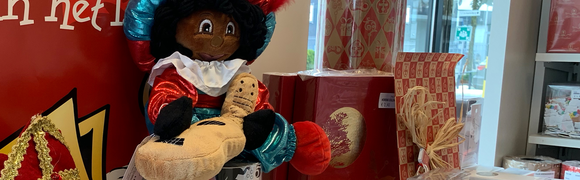 Cadeauverpakkingen voor sinterklaas, draagtassen, etiketten en sinterklaasversieringen